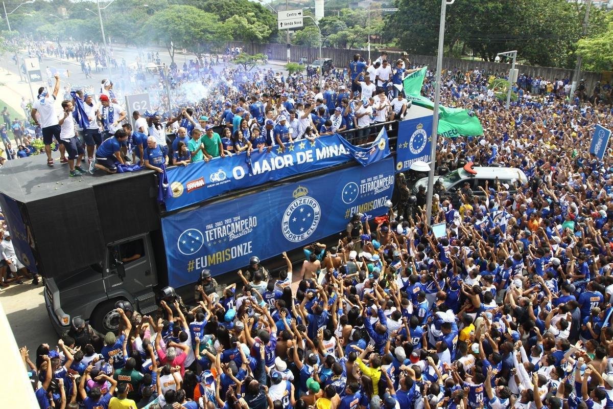 Antes do jogo com o Fluminense, em 7 de dezembro de 2014, jogadores do Cruzeiro desfilaram em carro aberto entre a Toca da Raposa II e o Mineiro, onde receberiam a taa de tetracampeo brasileiro. Uma multido azul tomou conta da Pampulha e festejou o quarto ttulo da Srie A. No jogo das faixas, a Raposa venceu o Tricolor por 2 a 1.