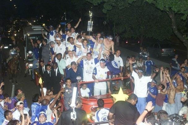 A festa do titulo brasileiro de 2003 no terminou no Mineiro aps a vitria do Cruzeiro por 2 a 1 sobre o Paysandu. O elenco cruzeirense saiu do estdio em carro aberto do Corpo de Bombeiros e foi 'abraado' pela torcida celeste nas ruas de Belo Horizonte. As comemoraes se estenderam at a madrugada nos bares da capital mineira.