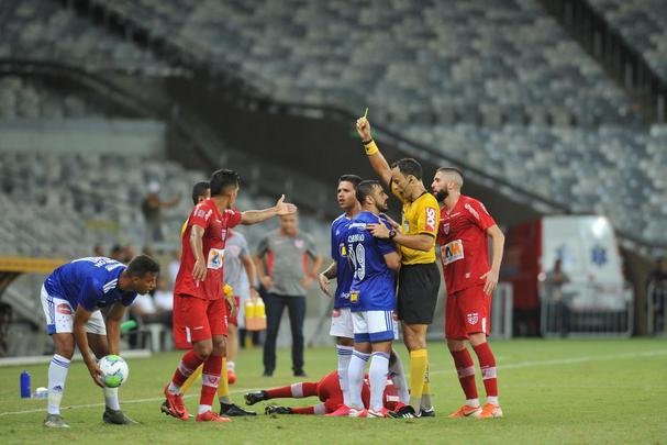 Revs por 2 a 0 para o CRB frustrou torcida do Cruzeiro no Mineiro