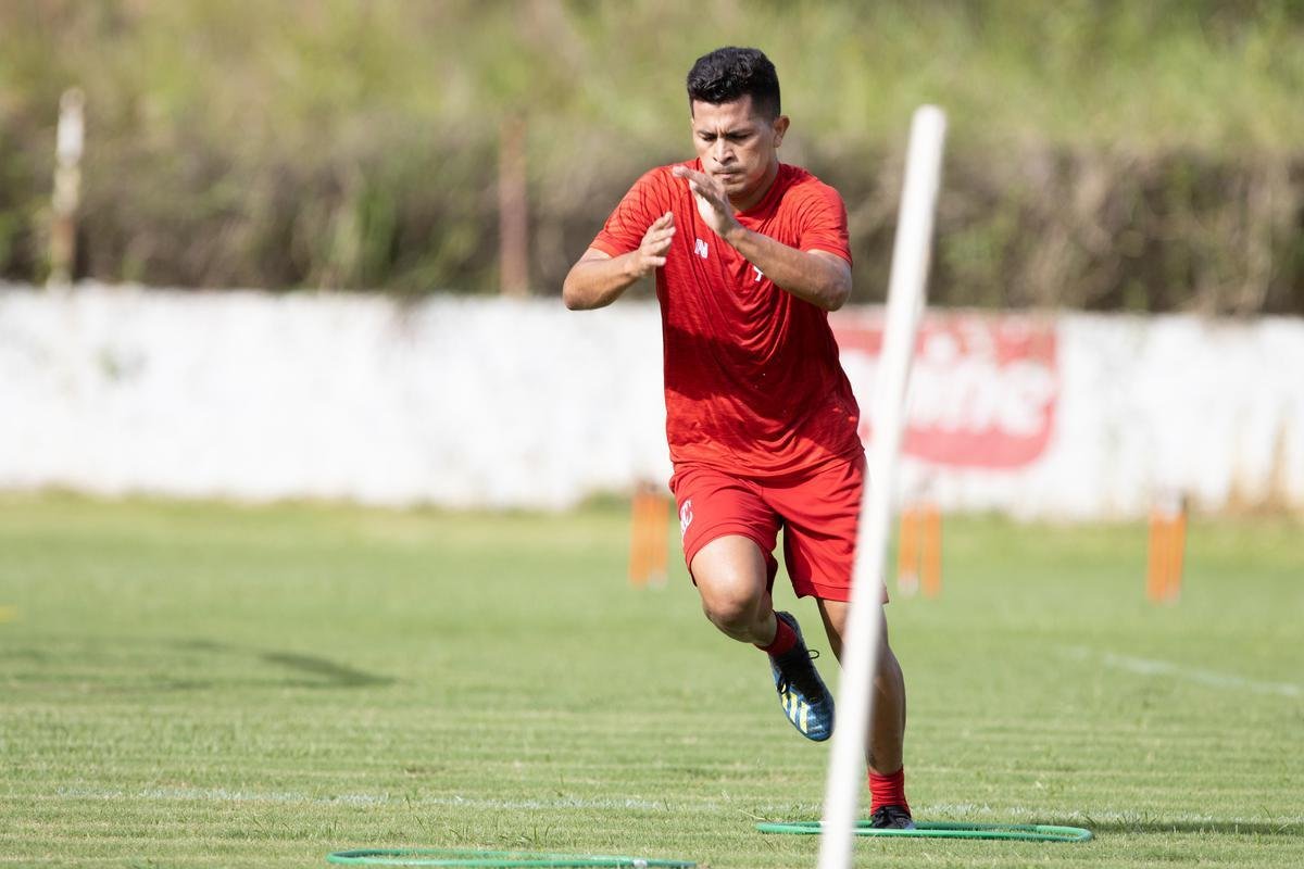 Jogadores do Náutico seguem trainando no CT Wilson Campos, sob a supervisão do técnico Gimar Dal Pozzo. Atletas e membros da comissão técnica são submetidos às medidas de saúde para evitar o contato e gerar possível foco de Covid-19.