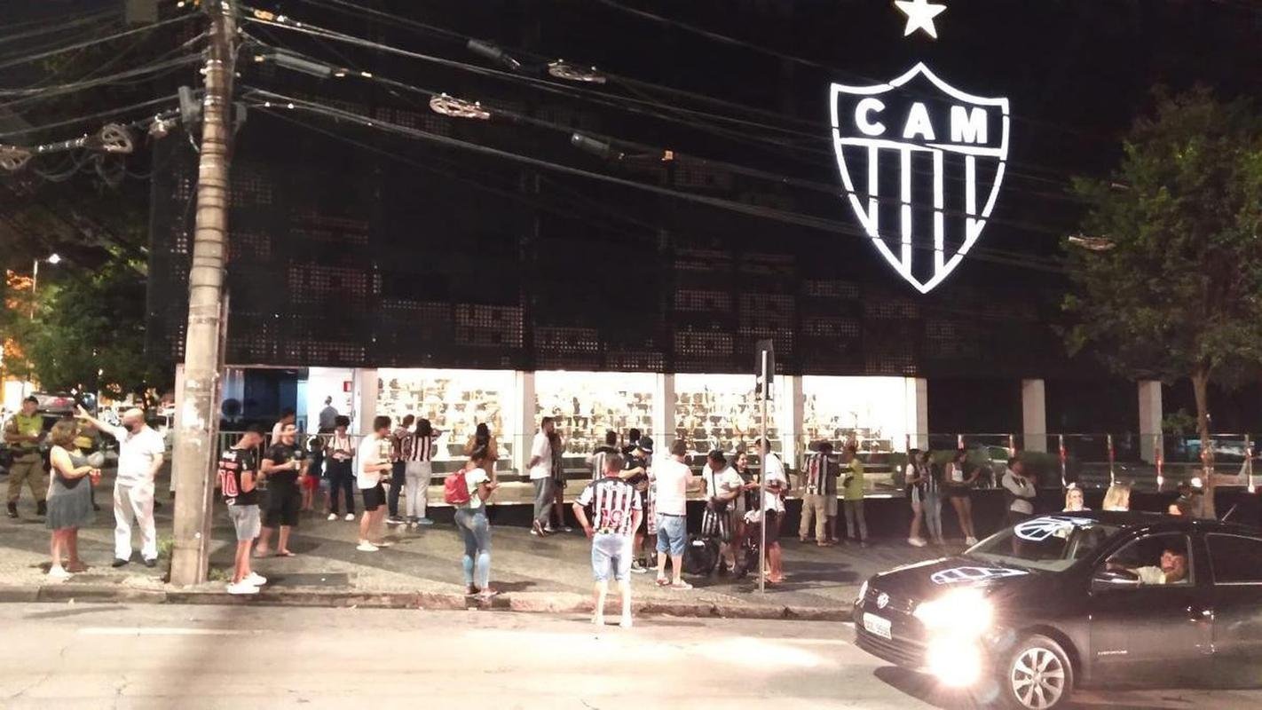 Festa da torcida do Atltico pela conquista do tricampeonato mineiro. Torcedores foram  sede do clube, em Lourdes, na regio Centro-Sul de BH, para celebrar a vitria sobre o Cruzeiro na final nica