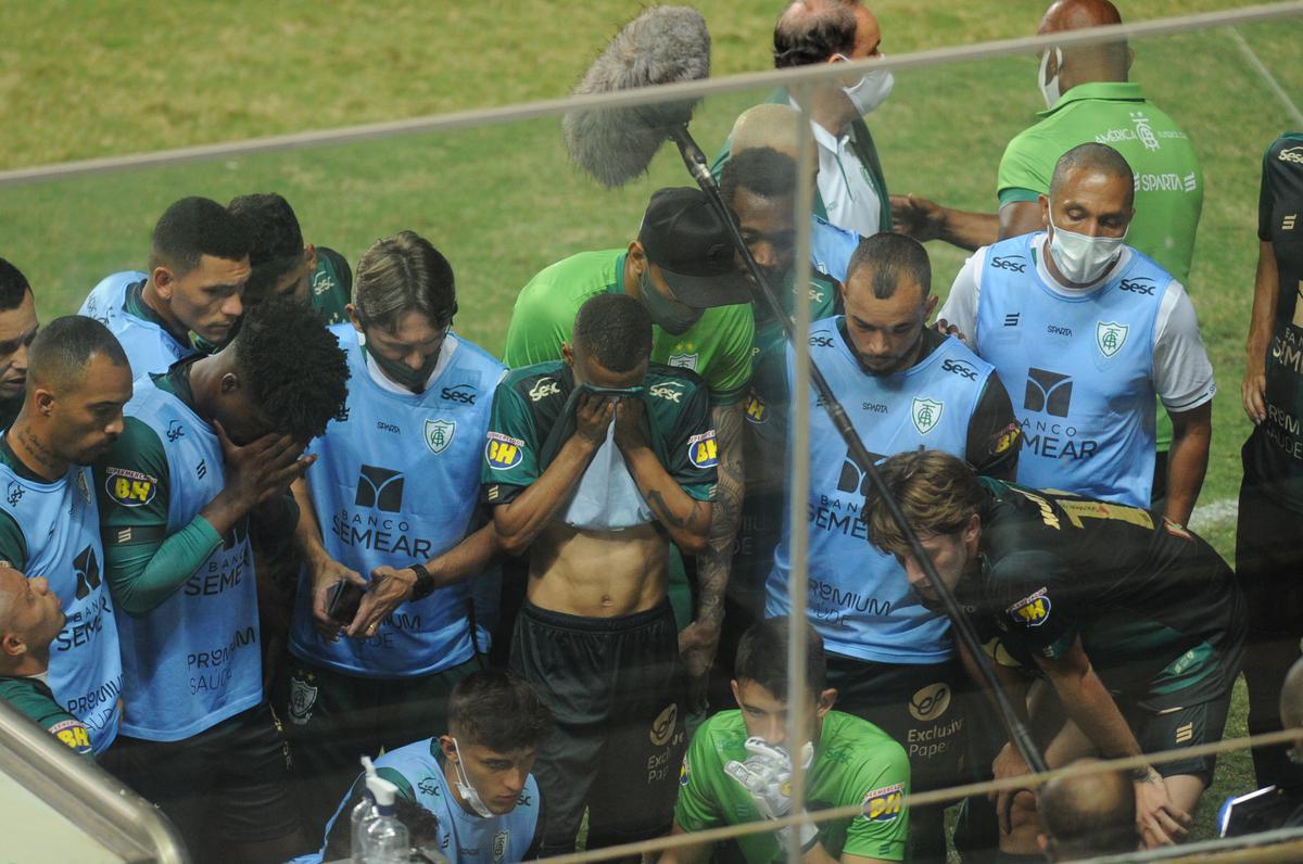 Depois da vitria por 2 a 1, jogadores do Amrica acompanharam pela TV o triunfo da Chape sobre o Confiana, por 3 a 1. O ttulo ficou com os catarinenses e deixou os americanos arrasados no Independncia. O tcnico Lisca era um dos mais abatidos na sada do campo.