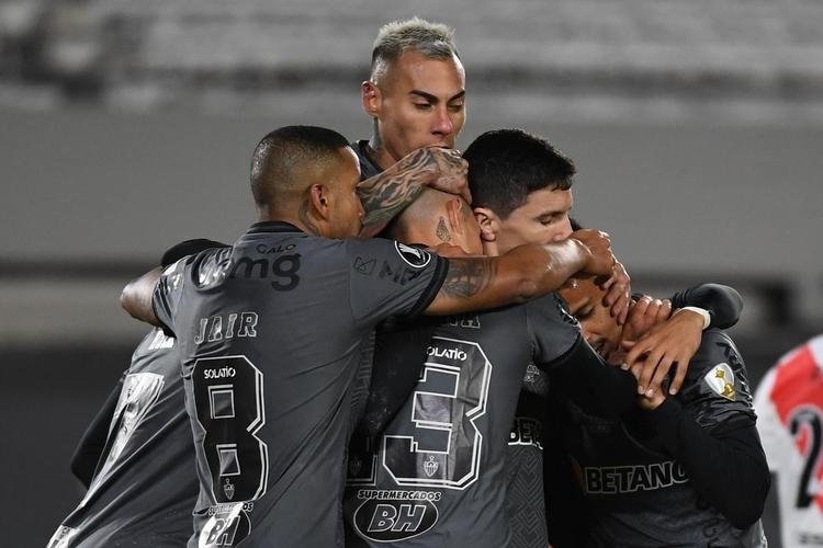 Depois de assistncia de Hulk, Nacho marcou o gol do Atltico sobre o River Plate, no Monumental de Nez, pela Libertadores