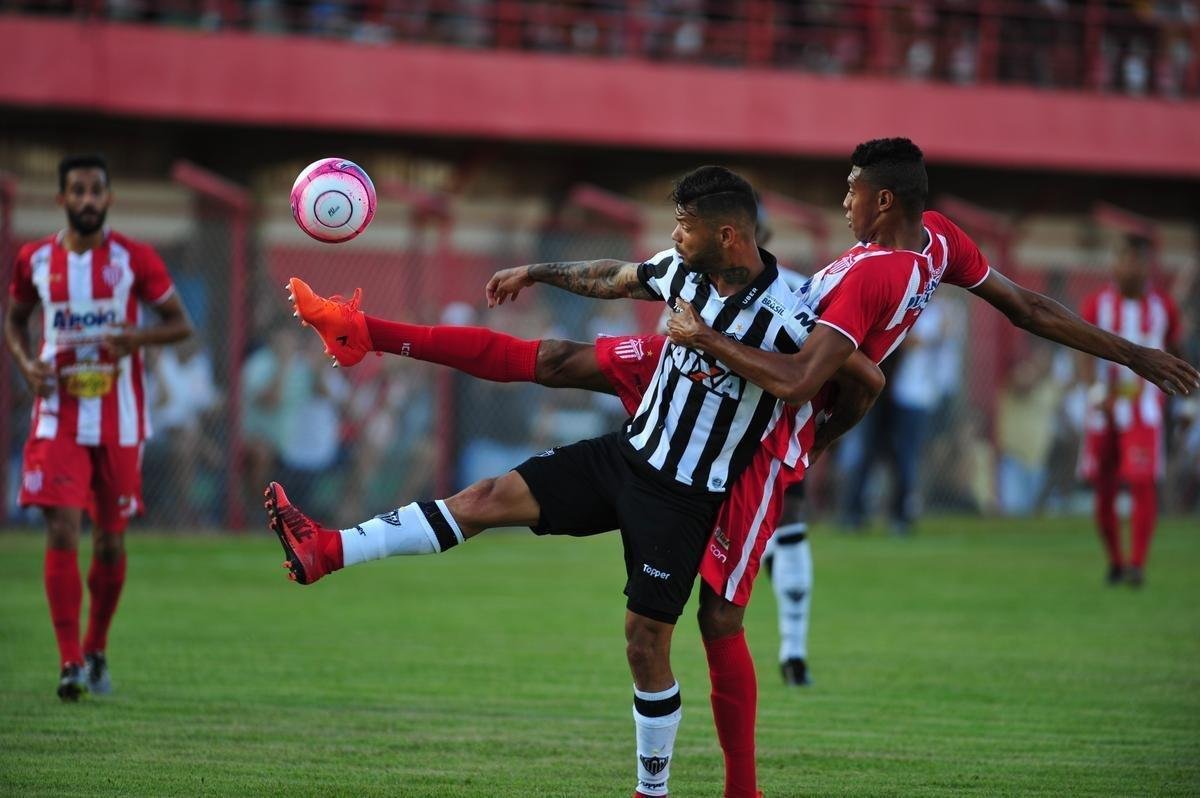 Villa Nova e Atltico se enfrentaram nesta quinta-feira