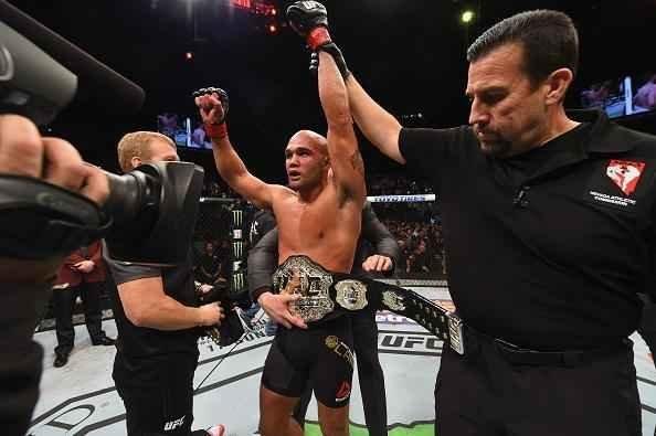 Robbie Lawler venceu Carlos Condit por decisão dividida e manteve o cinturão dos meio-médios