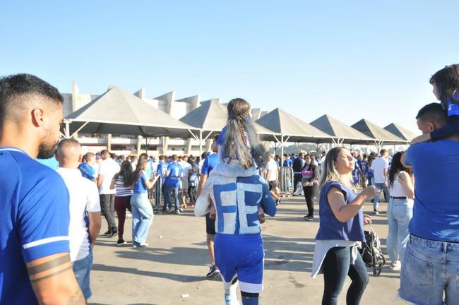 Chegada da torcida do Cruzeiro ao Mineiro para o jogo contra a Ponte Preta pela 13 rodada da Srie B do Campeonato Brasileiro. Estdio voltou a receber grande pblico