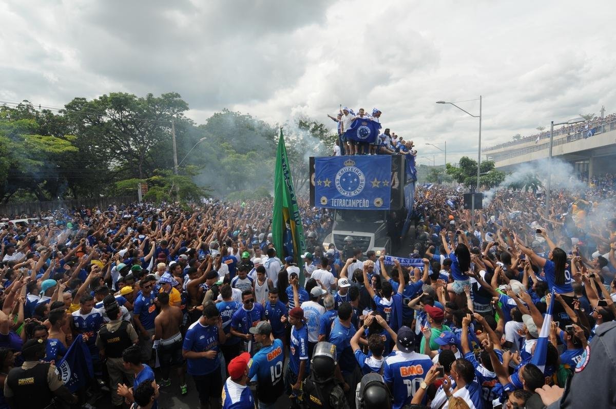 Antes do jogo com o Fluminense, em 7 de dezembro de 2014, jogadores do Cruzeiro desfilaram em carro aberto entre a Toca da Raposa II e o Mineiro, onde receberiam a taa de tetracampeo brasileiro. Uma multido azul tomou conta da Pampulha e festejou o quarto ttulo da Srie A. No jogo das faixas, a Raposa venceu o Tricolor por 2 a 1.