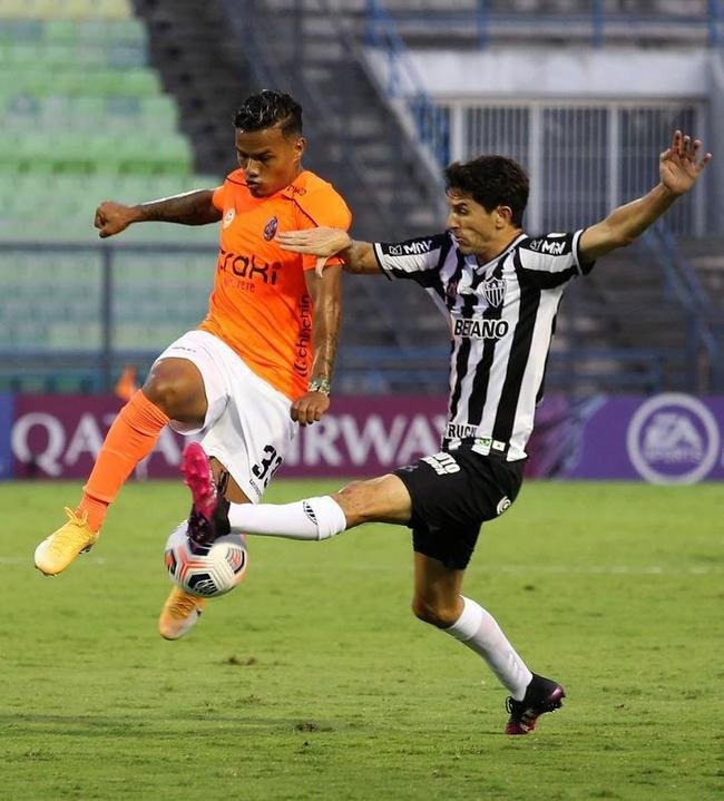Fotos do duelo entre La Guaira-VEN e Atltico, no Estdio Olmpico Universitario de Caracas, na Venezuela, pela primeira rodada do Grupo H da Copa Libertadores de 2021