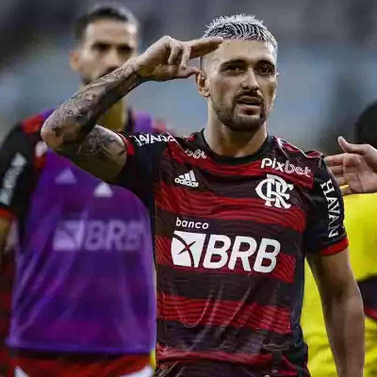 Arrascaeta decide no fim e Flamengo vira para cima do Atlético-MG