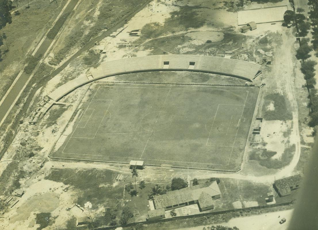 De 1965 a 1970, o estádio passou a receber as primeiras arquibancadas. Desde a estrutura de madeira até a alvenaria, com apoio da doação sobretudo de torcedores do clube. Na foto, a construção de escadas, em 1966.