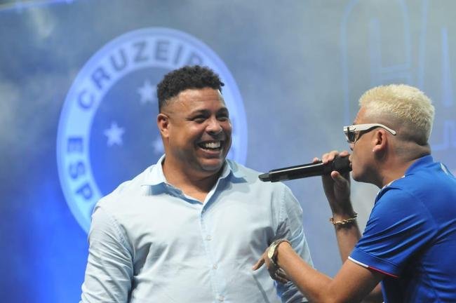 Ronaldo levou cruzeirenses de Conselheiro Lafaiete ao delrio ao participar da Caravana do Cruzeiro nesta quarta-feira (26). Fenmeno esteve acompanhado no palco de Pedro Loureno, patrocinador do clube, e ganhou msica nova produzida pelo rapper Das Quebradas