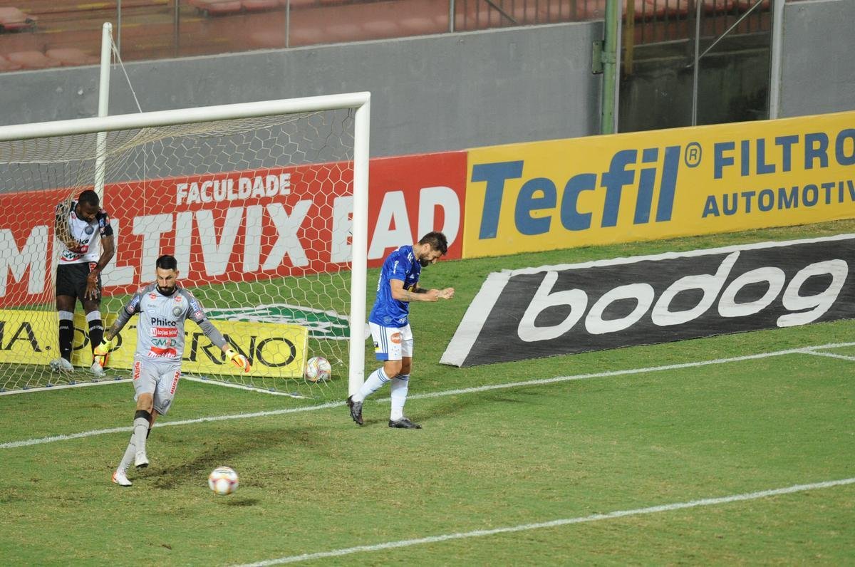 Rafael Sobis marcou gol de cobertura no goleiro Martn Rodrguez, do Operrio-PR