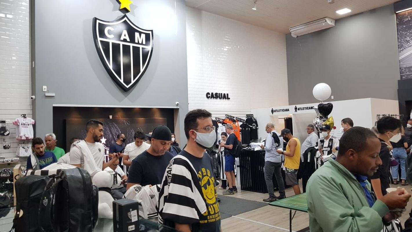 Primeiro dia de vendas da nova coleo Adidas, do Atltico, teve movimento intenso de torcedores na Loja do Galo do bairro de Lourdes, em Belo Horizonte.