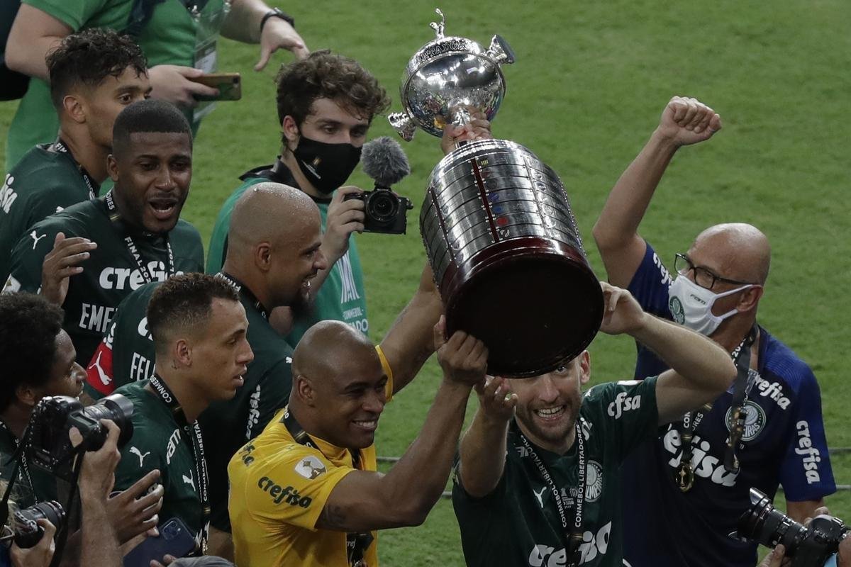 Festa do Palmeiras no Maracanã com a conquista do bicampeonato da Copa Libertadores sobre o Santos. Verdão venceu a decisão por 1 a 0 com gol do atacante Breno Lopes aos 53 do segundo tempo (AFP / Mauro Pimentel / Ricardo Moraes / Silvia Izquierdo)