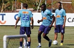 Cruzeiro se reapresentou nesta ter�a-feira na Toca da Raposa II e iniciou a prepara��o para a decis�o do Mineiro, no pr�ximo domingo, no Mineir�o; t�cnico Marcelo Oliveira conversou muito com os atletas, falou dos erros na derrota por 3 a 0 para o Atl�tico, no jogo de ida, e deu sequ�ncia ao trabalho