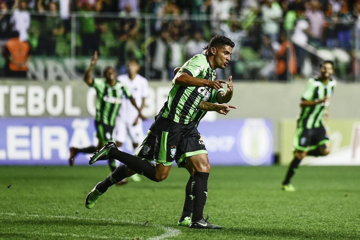 Giovanni - o lateral-esquerdo pertence ao Fluminense, que deve renovar o emprstimo por mais um ano, a pedido do prprio jogador. Giovanni fez 17 partidas pelo Amrica na Srie B e marcou dois gols.