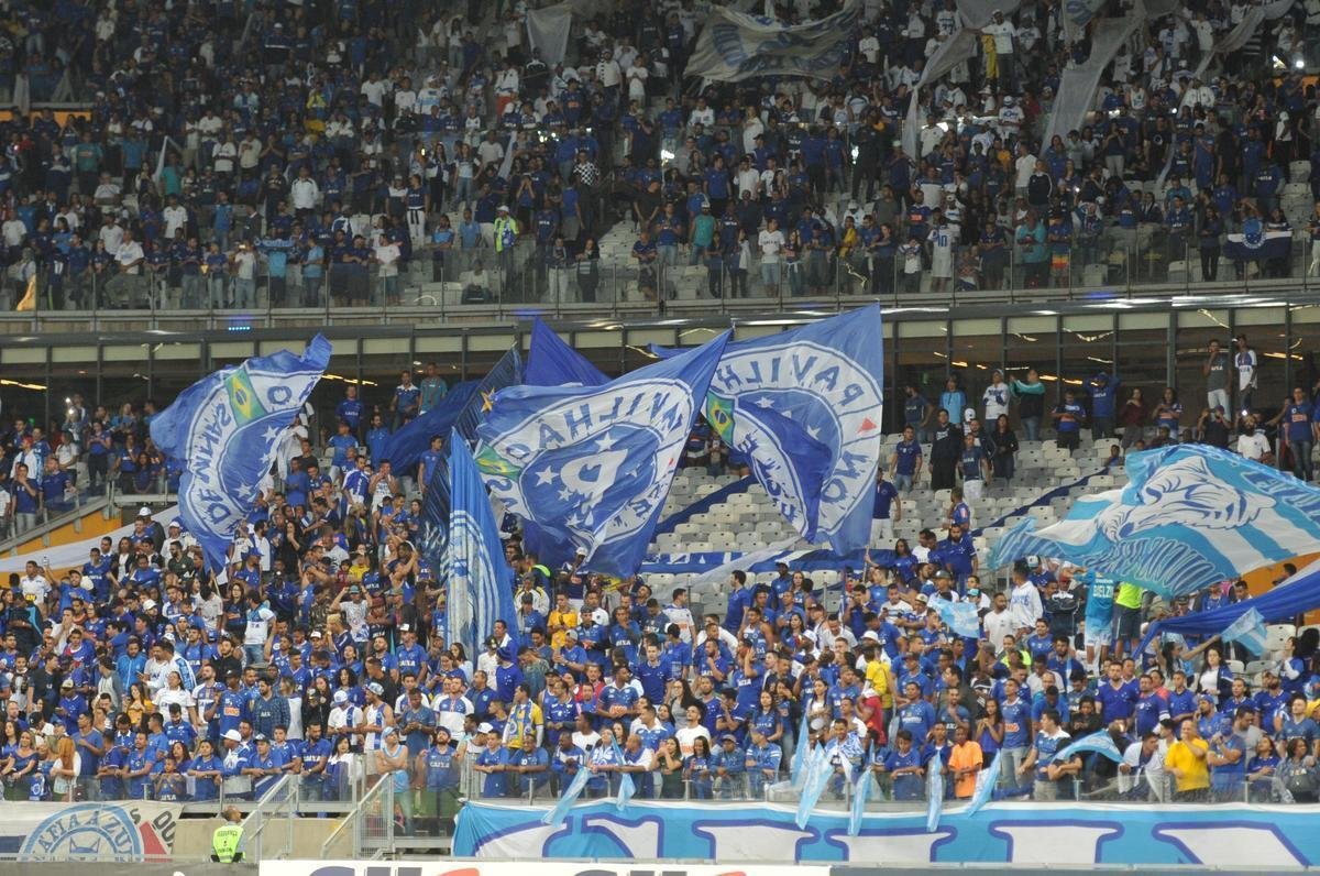 Torcida cruzeirense encarou engarrafamento, chegou atrasada, mas compareceu em bom nmero