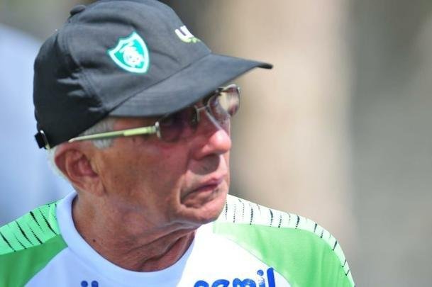 Técnico Givanildo Oliveira foi apresentado no CT Lanna Drumond pelo presidente Marcus Salum e comandou seu primeiro treino visando ao jogo de quinta-feira, contra o Internacional, em Porto Alegre