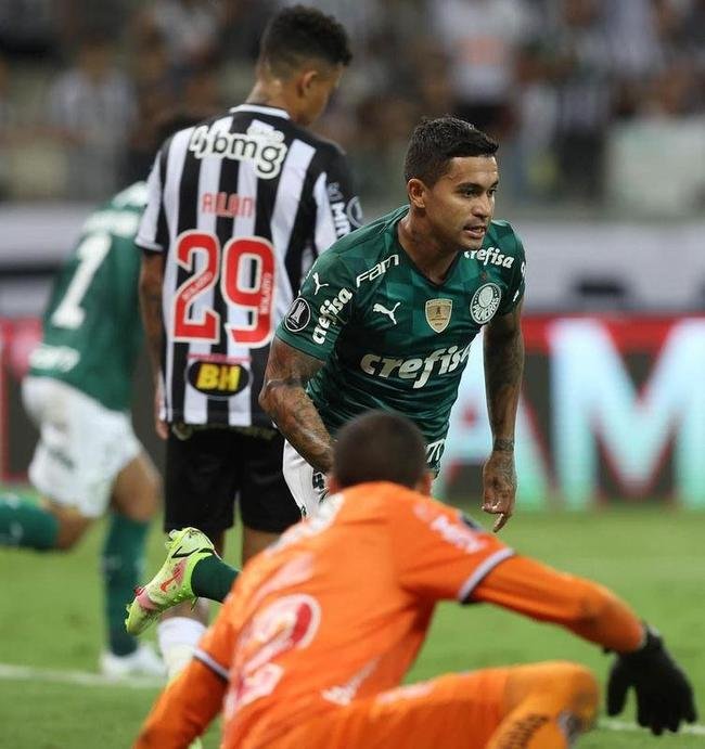 Setembro/2021 - O Atltico vinha fazendo grande temporada: lder do Brasileiro, avanando na Copa do Brasil e semifinalista da Copa Libertadores. No entanto, foi eliminado do torneio continental para o Palmeiras, pelo critrio do gol marcado como visitante (0 a 0 no Allianz Parque e 1 a 1 no Mineiro). O Galo deixou a competio de forma invicta, com sete vitrias e cinco empates, deixando para trs nas fases eliminatrias os gigantes Boca Juniors e River Plate, ambos da Argentina.