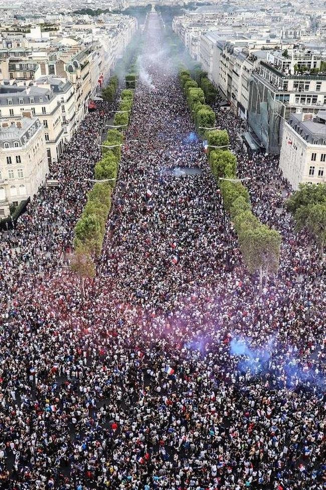 Torcedores franceses tomaram principais pontos tur�sticos e avenidas de Paris para celebrar o bi mundial