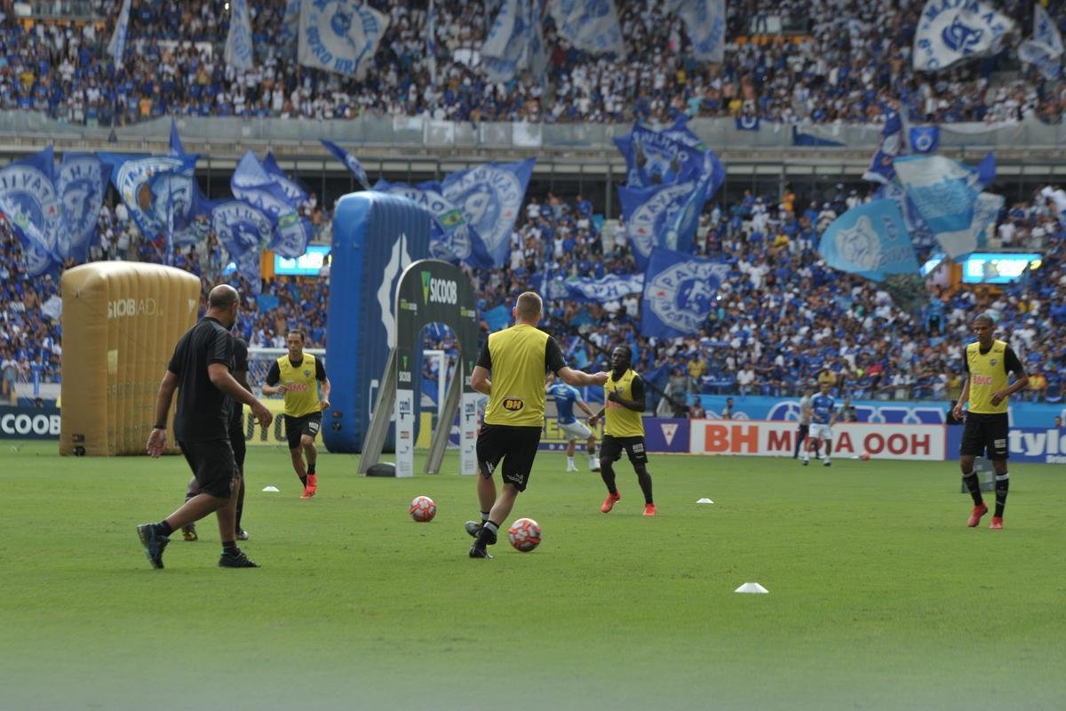 Fotos da torcida do Cruzeiro no primeiro clssico da final do Mineiro, contra o Atltico, no Mineiro