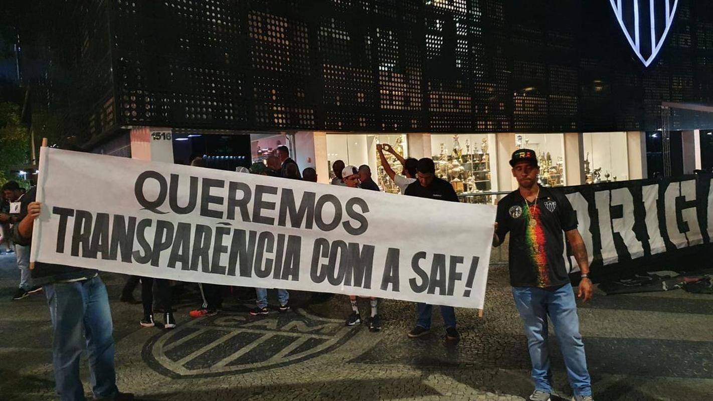 Torcedores do Atltico protestaram em frente  sede do clube nesta segunda-feira (21/11)