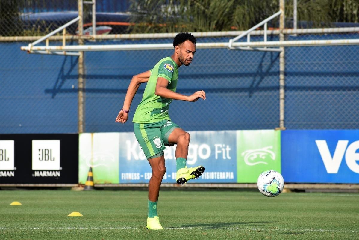 Nesta tera-feira, no CT do Grmio, em Porto Alegre, Lisca comandou atividades leves com bola e concluiu preparao do Amrica para o duelo contra o Internacional, pelas quartas de final da Copa do Brasil. Partida ser realizada nesta quarta-feira, s 21h30, no Beira-Rio.