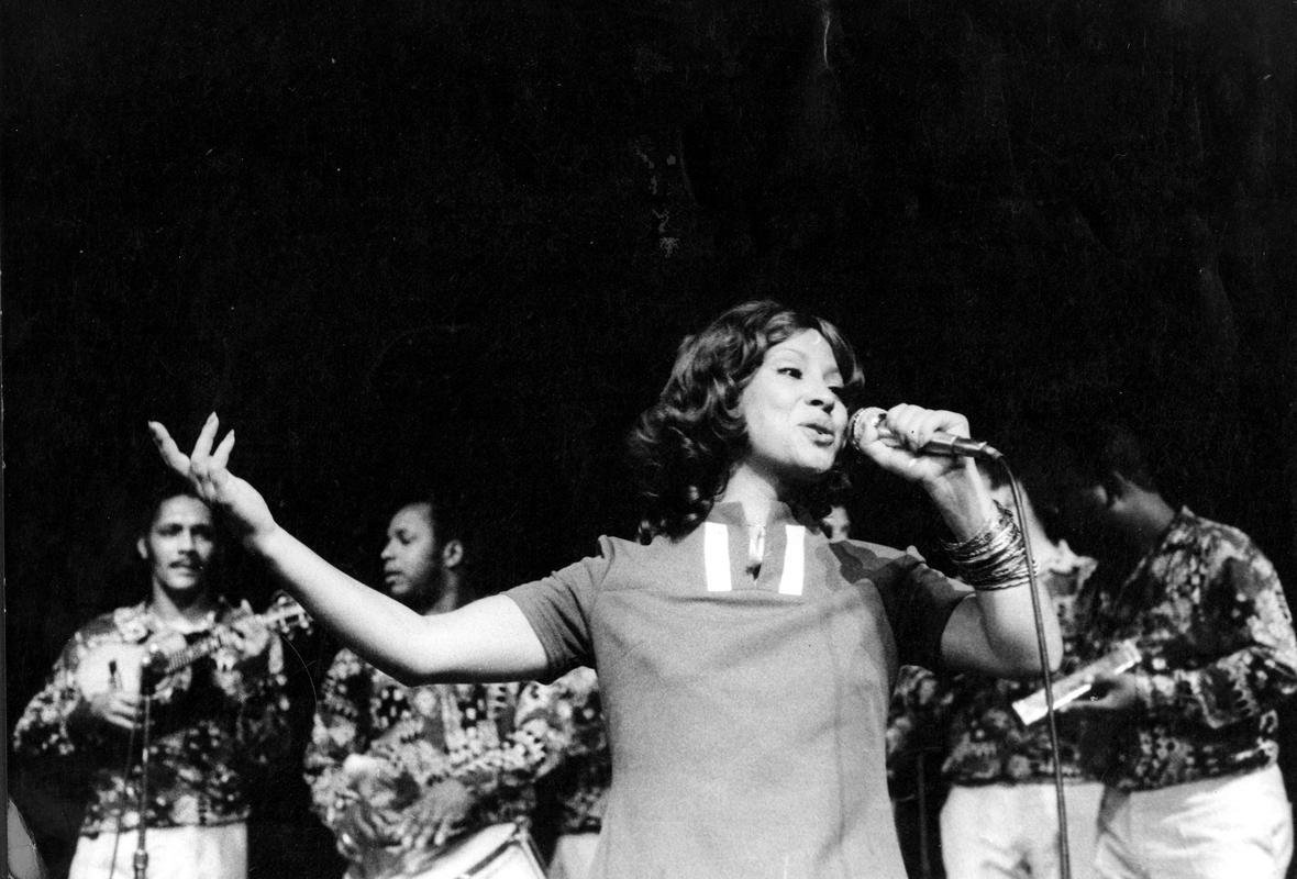 O amor de Clara Nunes pela escola de samba Portela se deu pelas cores azul e branca, tal como o uniforme do Cruzeiro. A revelao foi feita pela prpria cantora, em entrevista  Rdio Bandeirantes em dezembro de 1981. Ela morreu aos 40 anos, em abril de 1983, por insuficincia cardaca provocada por um choque anafiltico.