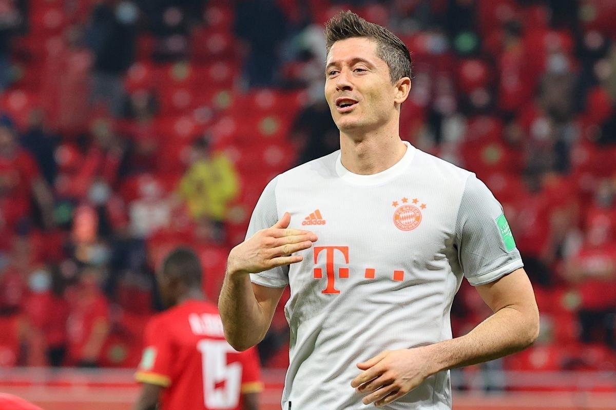 Bayern de Munique derrotou egpcios do Al Ahly por 2 a 0, com dois gols do polons Robert Lewandowski, e se garantiu na deciso do Mundial de Clubes contra o Tigres, do Mxico