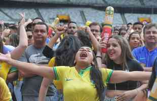 No Mineiro, torcedores assistem ao jogo entre Brasil x Srvia pela Copa do Mundo do Catar