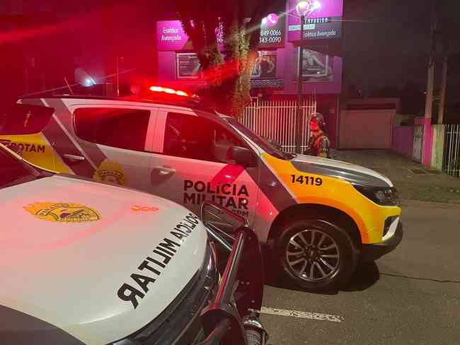 Em Curitiba, nos arredores da Arena da Baixada, Polcia Militar fez barreira para coibir encontro entre as torcidas de Athletico-PR e Atltico