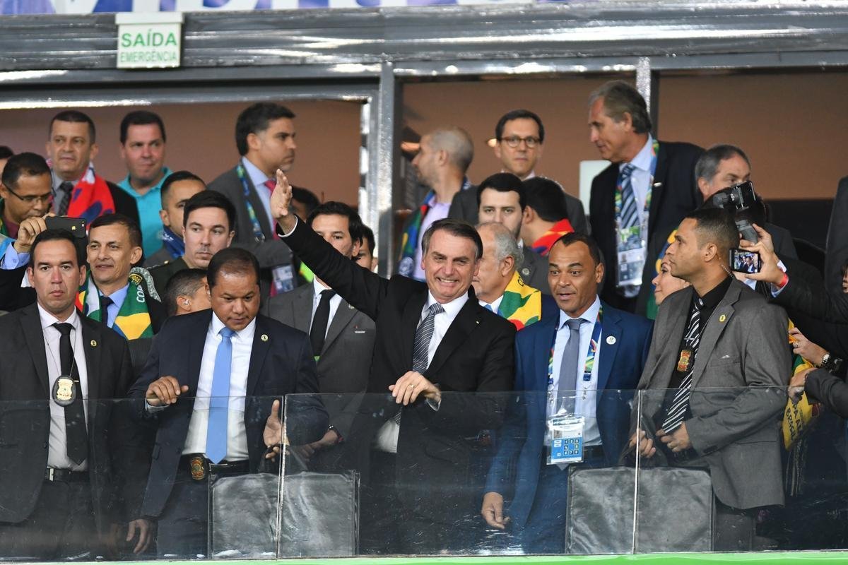 Lateral-direito Cafu, tetracampeo mundial com Seleo, esteve ao lado de Bolsonaro no Mineiro