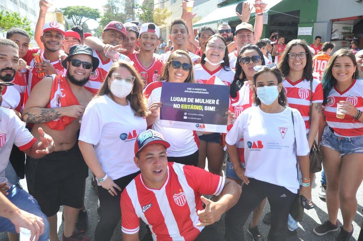 Torcedores de Amrica e Villa Nova confraternizaram nas ruas do entorno do Independncia, em BH, antes do duelo pela 9 rodada do Mineiro