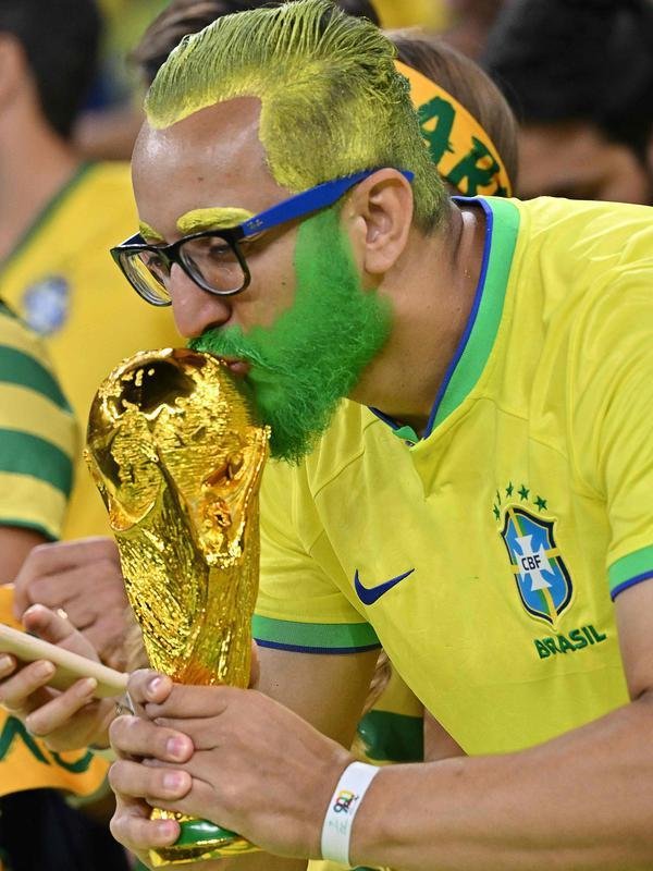 Fotos das torcidas de Brasil e Crocia no Estdio da Educao, em Al-Rayyan, no Catar, em duelo pelas quartas de final da Copa do Mundo