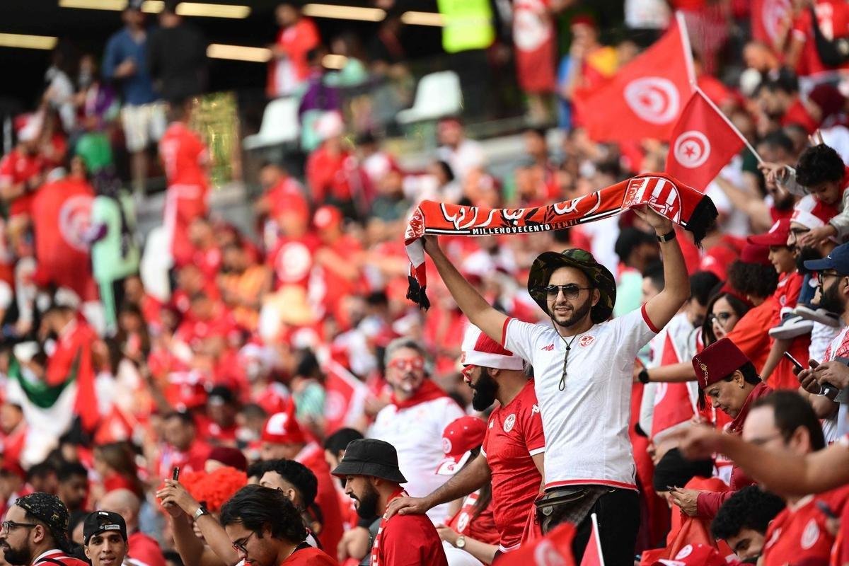 Imagens dos torcedores no jogo entre Dinamarca e Tunsia, pelo Grupo D da Copa do Mundo.