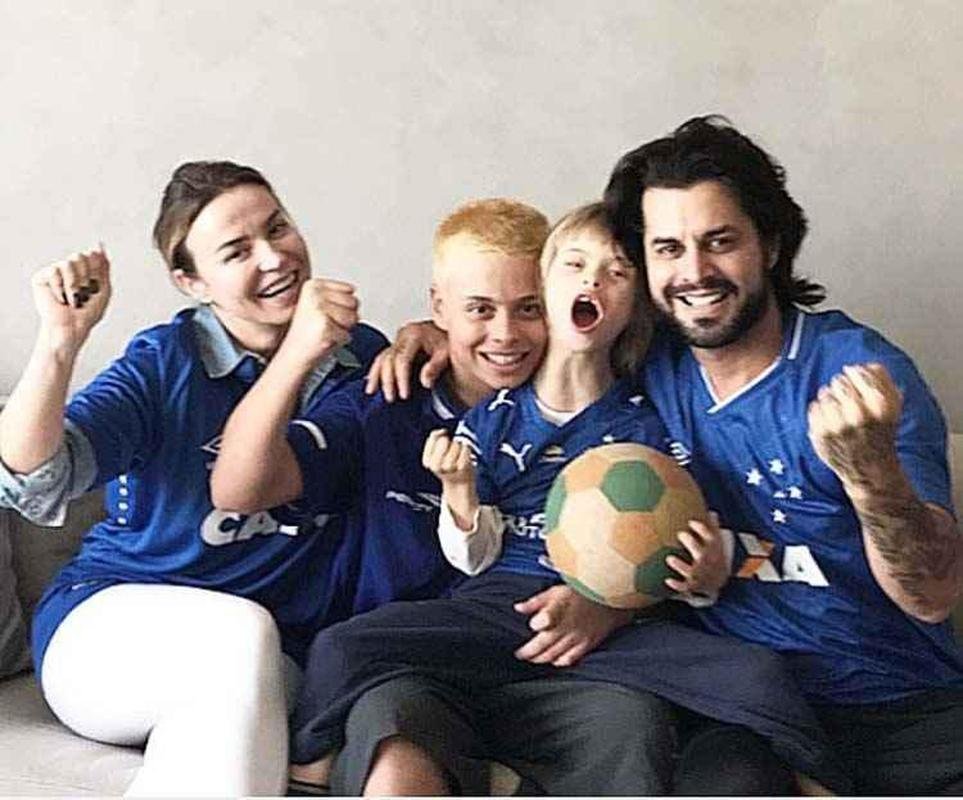 Guitarrista da banda Jota Quest, Marco Tlio  cruzeirense fantico e faz questo de demonstrar esse amor nas redes sociais.