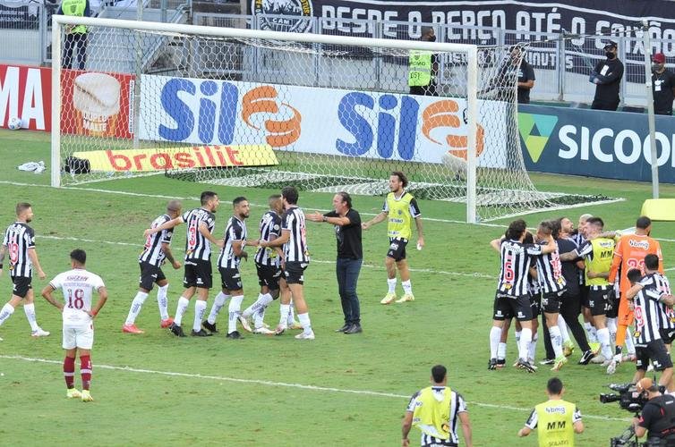 Aps a vitria do Atltico sobre o Fluminense, por 2 a 1, no Mineiro, os jogadores, o tcnico Cuca, a comisso tcnica, o gerente e ex-goleiro Victor e torcedores fizeram muita festa com a proximidade do ttulo brasileiro
