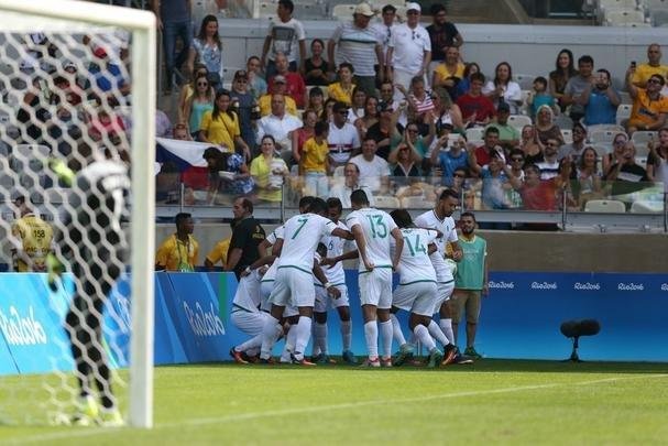 Portugal e Arglia empataram por 1 a 1 no Mineiro. Resultado fez os lusitanos avanarem s quartas de final em primeiro. Honduras passou em segundo. Surpreendentemente, Argentina est eliminada dos Jogos do Rio j na primeira fase do futebol masculino 