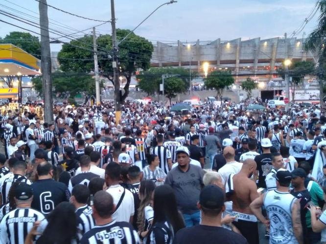 Torcedores do Atlético no entorno do Mineirão antes do jogo contra o Corinthians. Tarde/noite de chuva, trânsito ruim e filas longas no Gigante da Pampulha