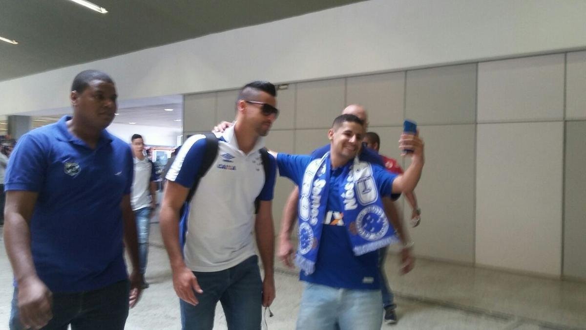 Jogadores do Cruzeiro embarcam, com o apoio da torcida