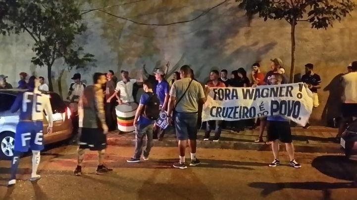 Protesto diante da residncia do presidente do Cruzeiro, Wagner Pires de S. Torcedores querem a renncia imediata do dirigente para que Conselho Gestor assuma o comando