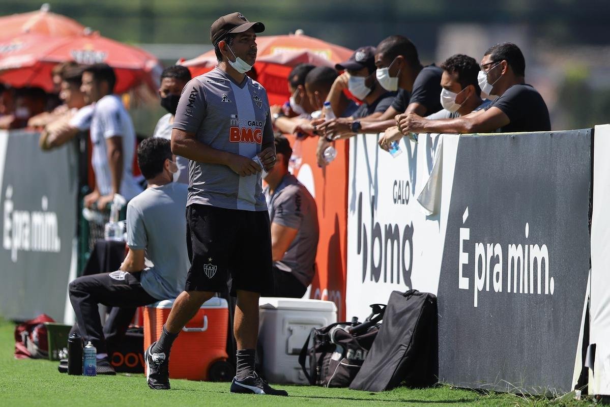 Fotos do coletivo entre profissionais e sub-20 do Atltico