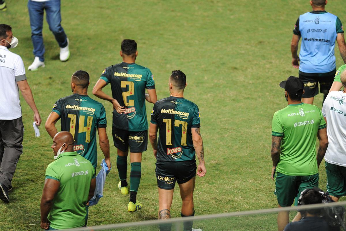 Amrica perdeu ttulo da Srie B para a Chapecoense no saldo de gols. Depois de vencer o Ava por 2 a 1, no Independncia, jogadores assistiram aos minutos finais da partida da Chape pela TV, na beira do gramado. Os catarinenses fizeram 3 a 1 sobre o Confiana, com gol de Anselmo Ramon, de pnalti, nos acrscimos, e se sagraram campees. Americanos e tcnico Lisca ficaram arrasados no Horto com o vice-campeonato.