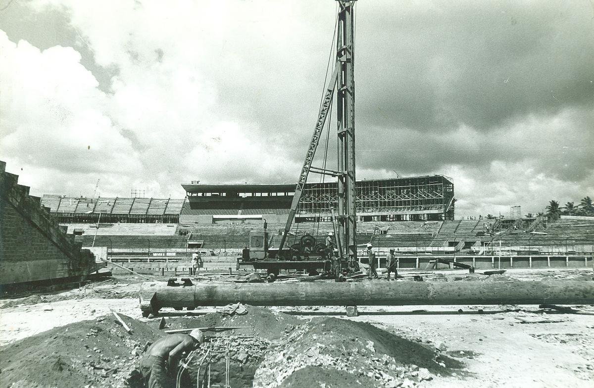 Ainda em 1971 as obras de expansão tiveram início, avançando nos diferentes setores do estádio.