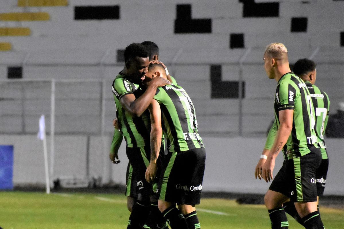 Com dois a menos durante boa parte do segundo tempo, o Coelho fez valer a superioridade numrica e bateu a Macaca por 1 a 0