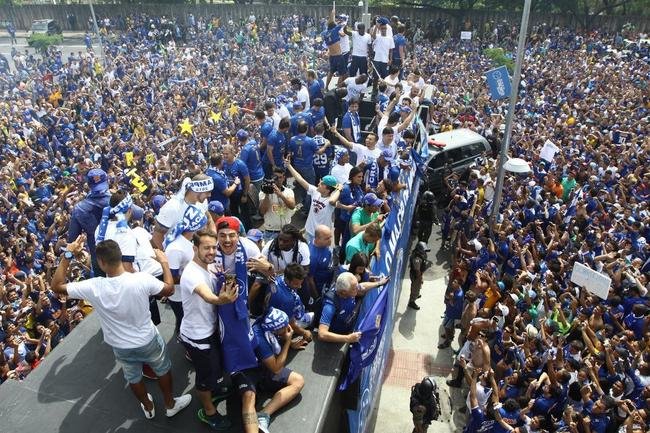 Antes do jogo com o Fluminense, em 7 de dezembro de 2014, jogadores do Cruzeiro desfilaram em carro aberto entre a Toca da Raposa II e o Mineiro, onde receberiam a taa de tetracampeo brasileiro. Uma multido azul tomou conta da Pampulha e festejou o quarto ttulo da Srie A. No jogo das faixas, a Raposa venceu o Tricolor por 2 a 1.