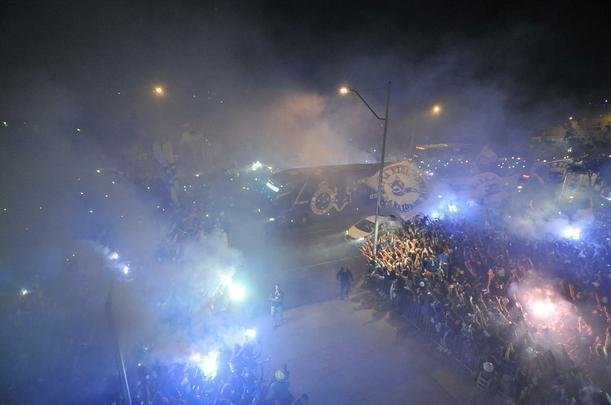 Torcida cruzeirense fez grande festa para recepcionar o time no Mineiro antes do duelo com o Flamengo
