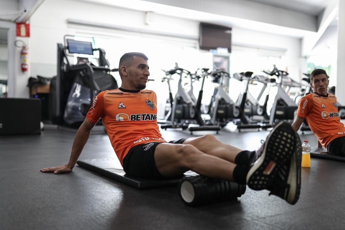 Aps a vitria por 2 a 1 sobre o Cuiab, neste domingo (24), pelo Campeonato Brasileiro, o elenco do Atltico se reapresentou e treinou na tarde desta segunda-feira (25), na Cidade do Galo, em Vespasiano. As atividades visaram o duelo de volta da semifinal da Copa do Brasil, contra o Fortaleza, que ocorrer na quarta-feira (27). Por ter vencido o jogo de ida por 4 a 0, no Mineiro, o Galo tem vaga encaminhada na deciso do principal torneio mata-mata do pas.