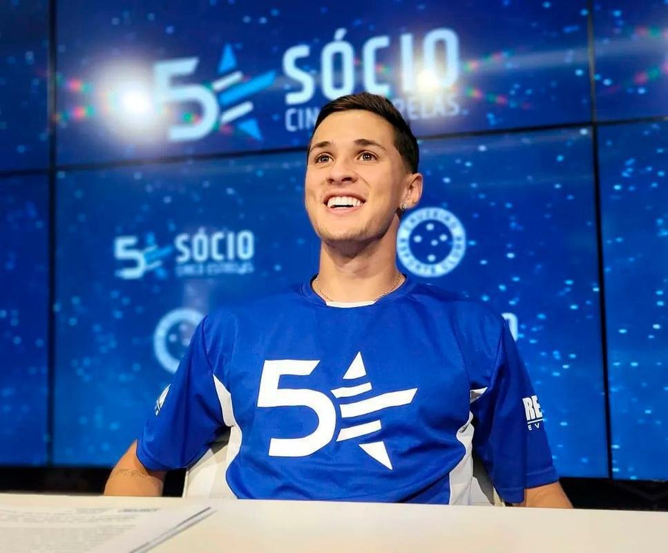 Mateus Vital, meio-campista