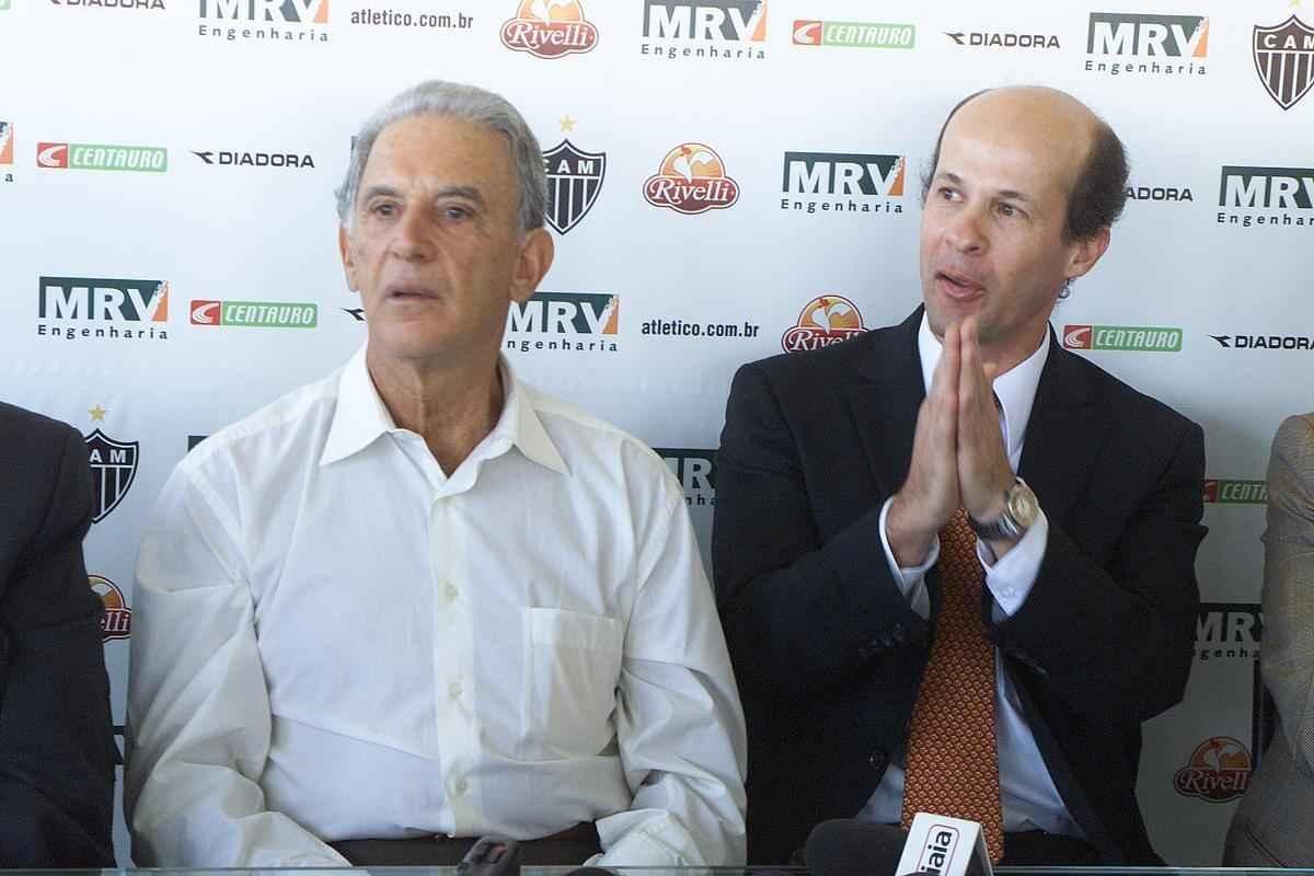 Carlos Alberto sendo apresentado como dirigente do Atltico, em 2005, pelo ento presidente do clube, Ricardo Guimares 